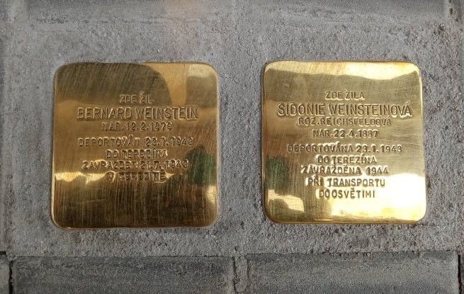 Kameny zmizelých jsou vsazeny v ulici Rašínova