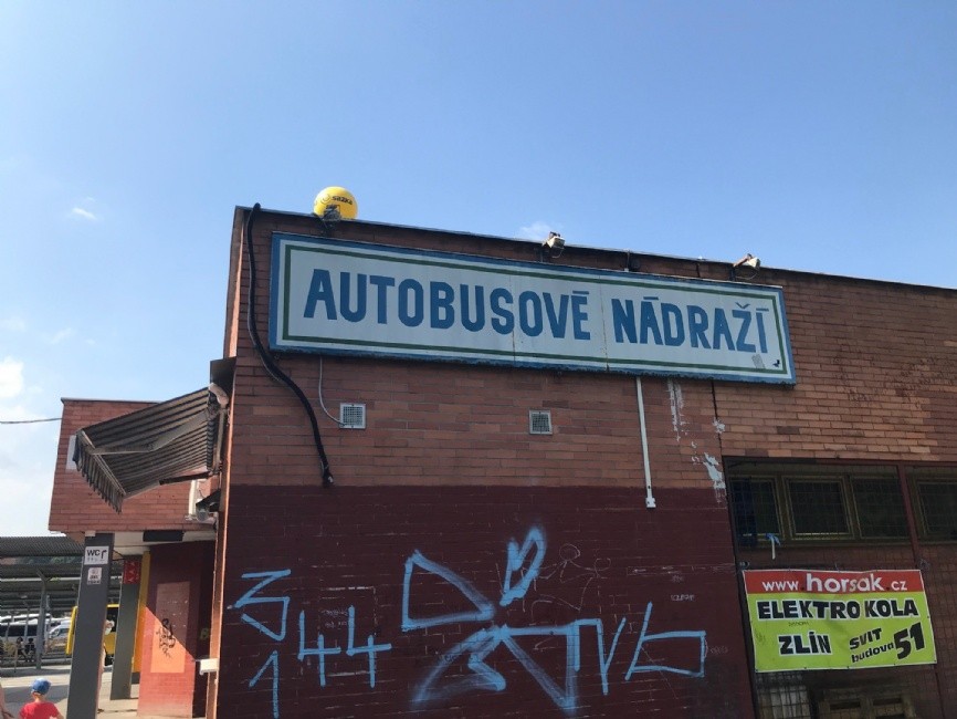 Nepřizpůsobivý občane ničí prostory nádraží