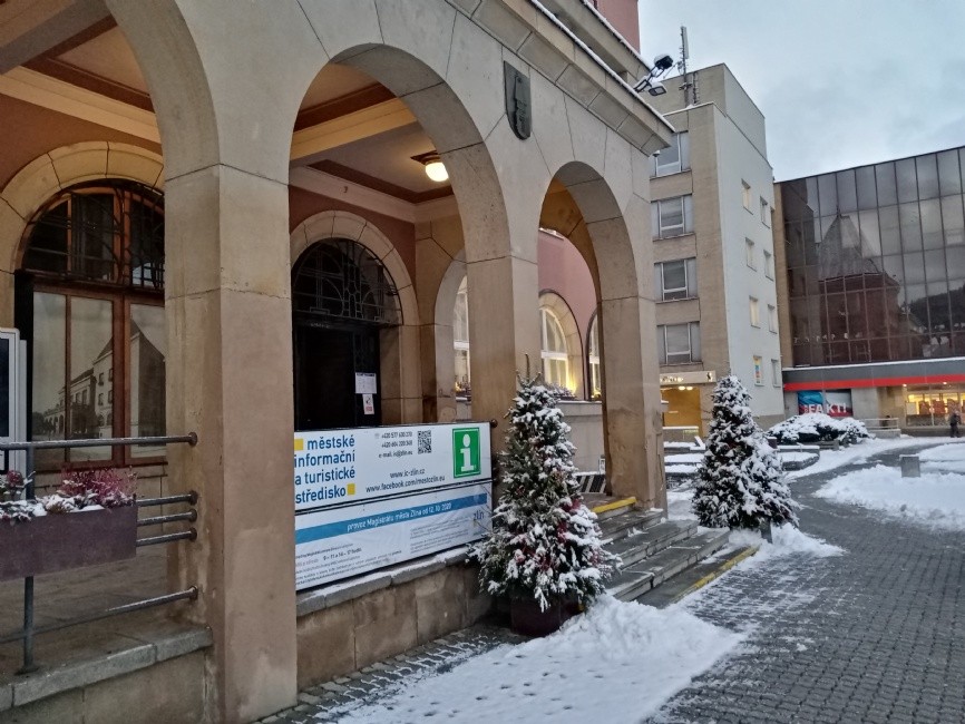 Rodná matrika sídlí v budově radnice na náměstí Míru 12