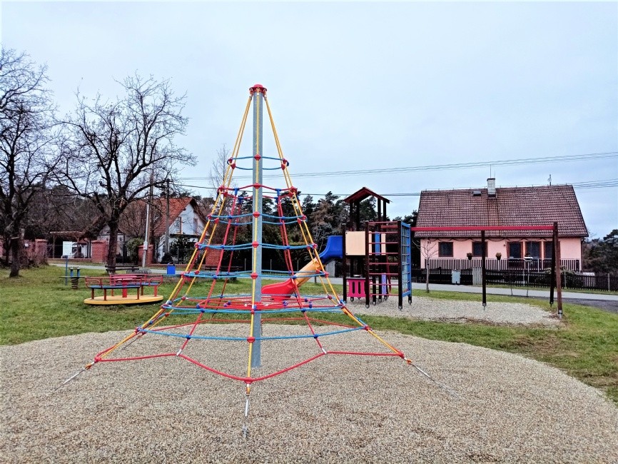 Hřiště v Chlumu obohatila pyramida