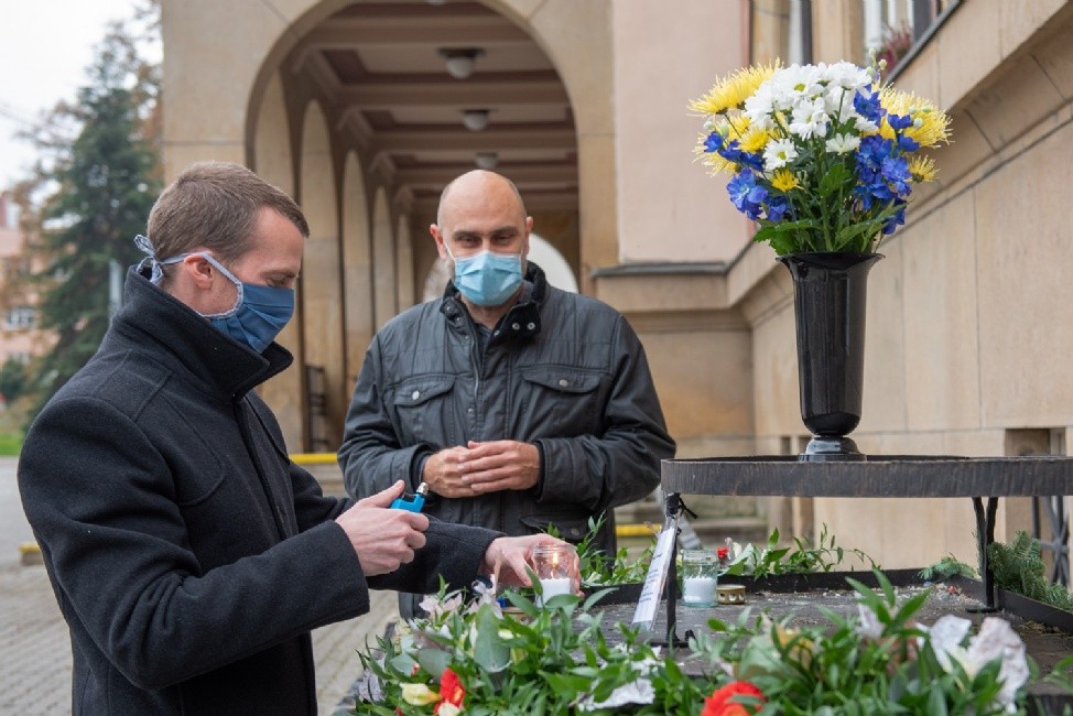 Primátor Jiří Korec a náměstek primátora Aleš Dufek zapalují svíčku na pietním místě