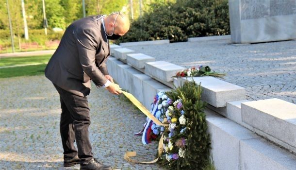 Náměstek primátora Aleš Dufek pokládá věnec