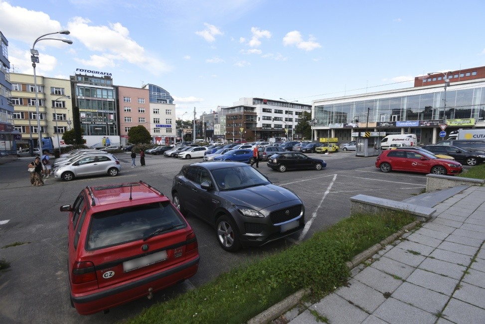 Parkoviště u kostela