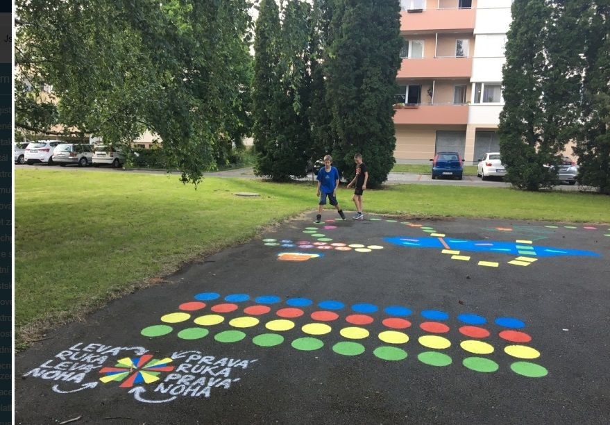jedním z prvních realizovaných projektů bylo malovane-hriste.jpg