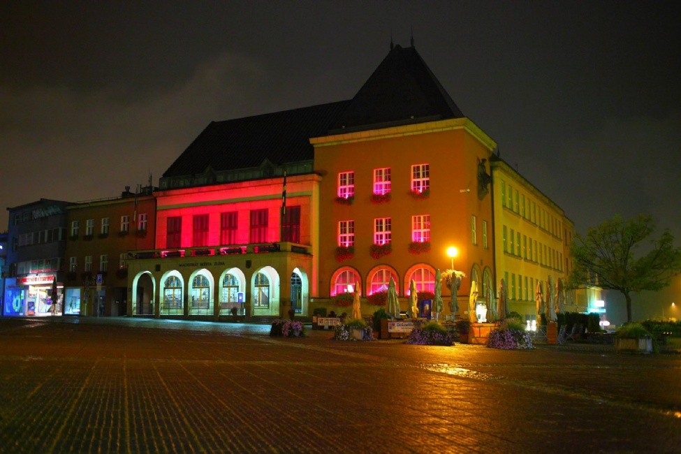 Radnice bude růžová: FOTO: JSFABB, Mamma HELP centrum Zlín