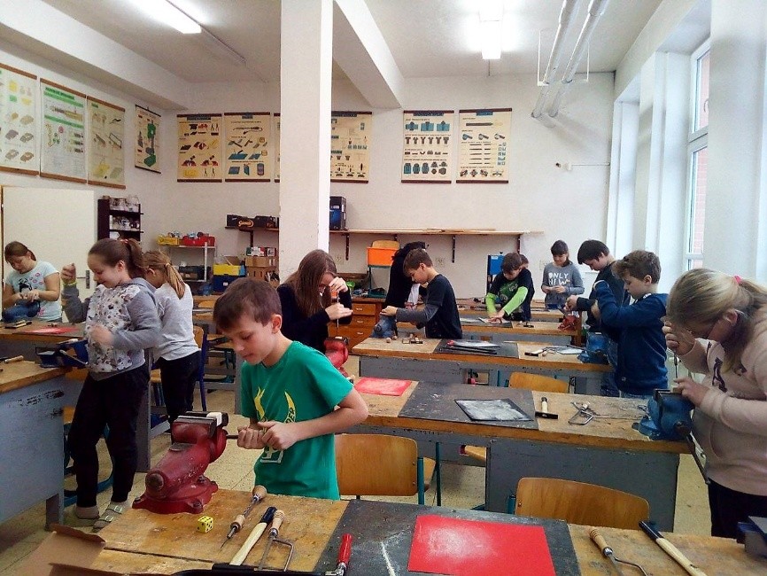 deti-ve-skolnich-dilnach.jpg