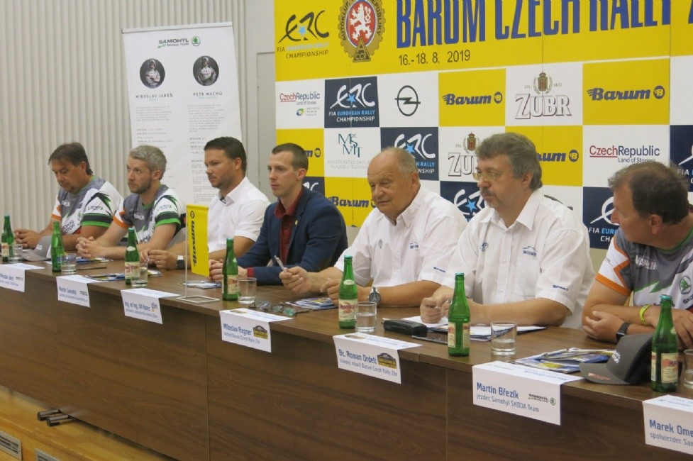 Tisková konference v obřadní síni zlínské radnice
