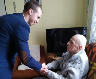 Jiří Korec blahopřeje stoletému jubilantovi Františku Kuželovi