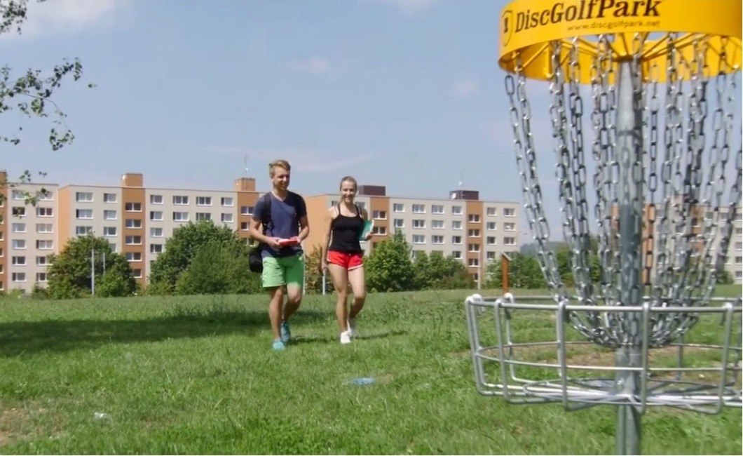 Discgolfové hřiště láká