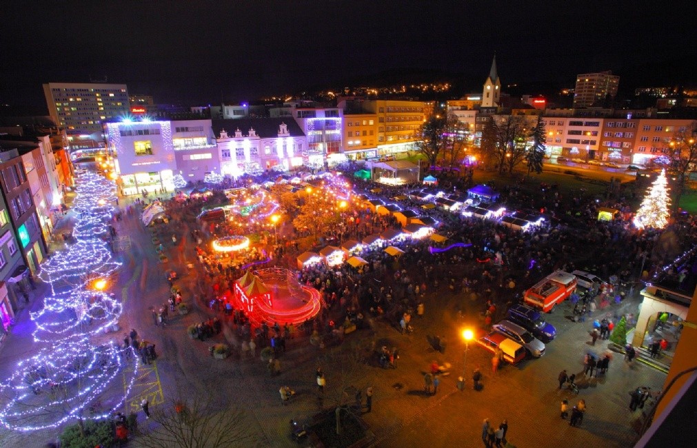 Rozsvícení vánočního stromu vždy přiláká na náměstí Míru spoustu lidí.