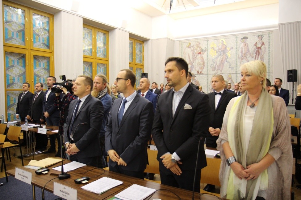 Foto z ustavujícího zasedání zastupitelstva města
