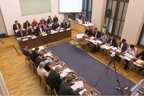 Zastupitelé jednají v obřadní síni radnice