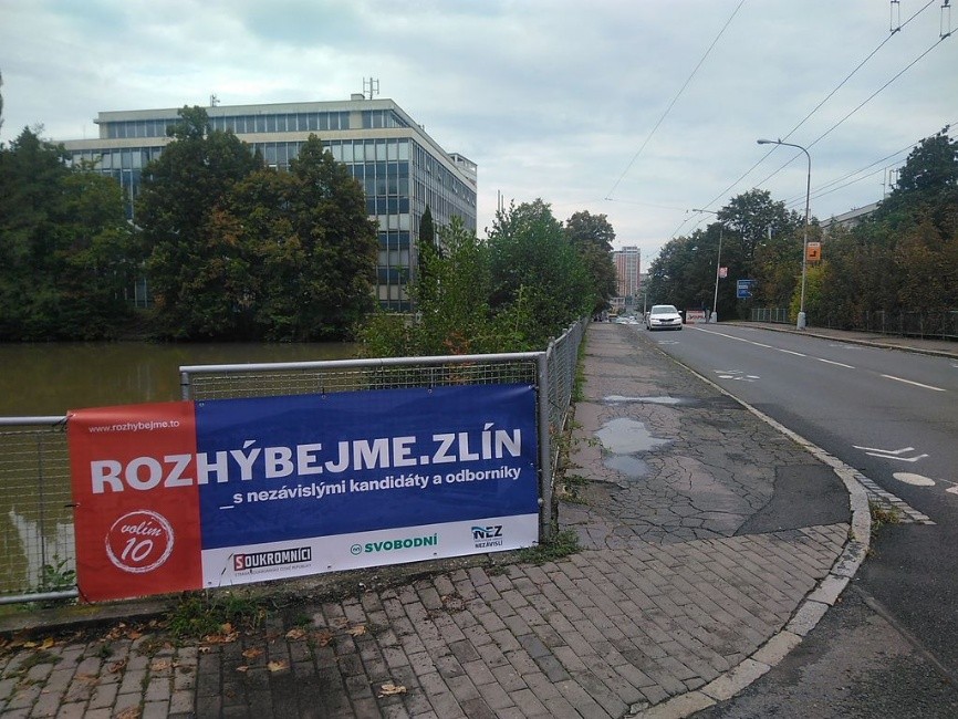 Plachty visí tam, kde nemají co dělat