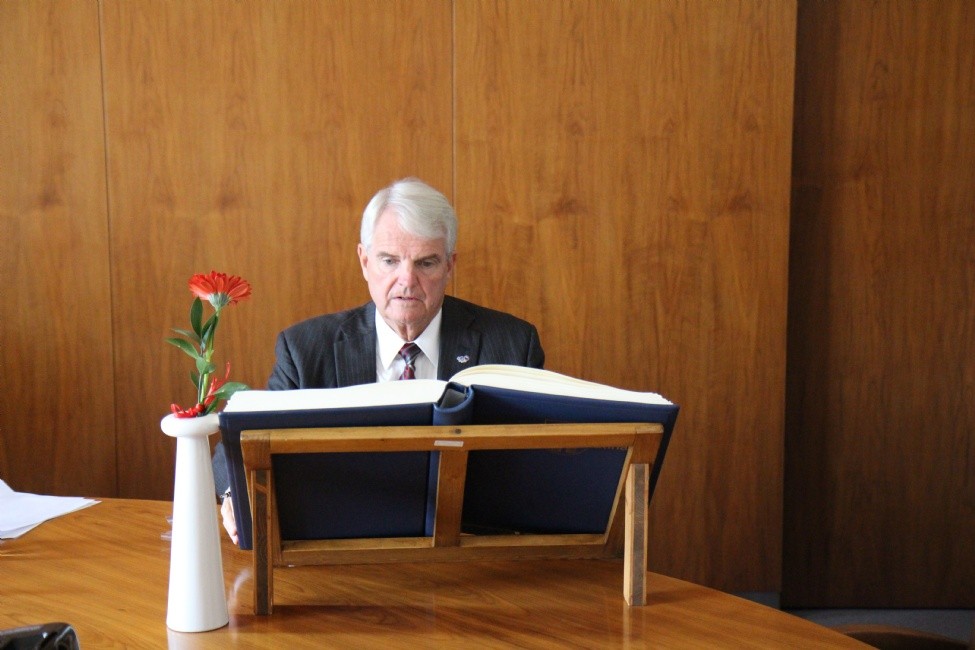 J.E. Stephen B. King se podepisuje do kroniky města