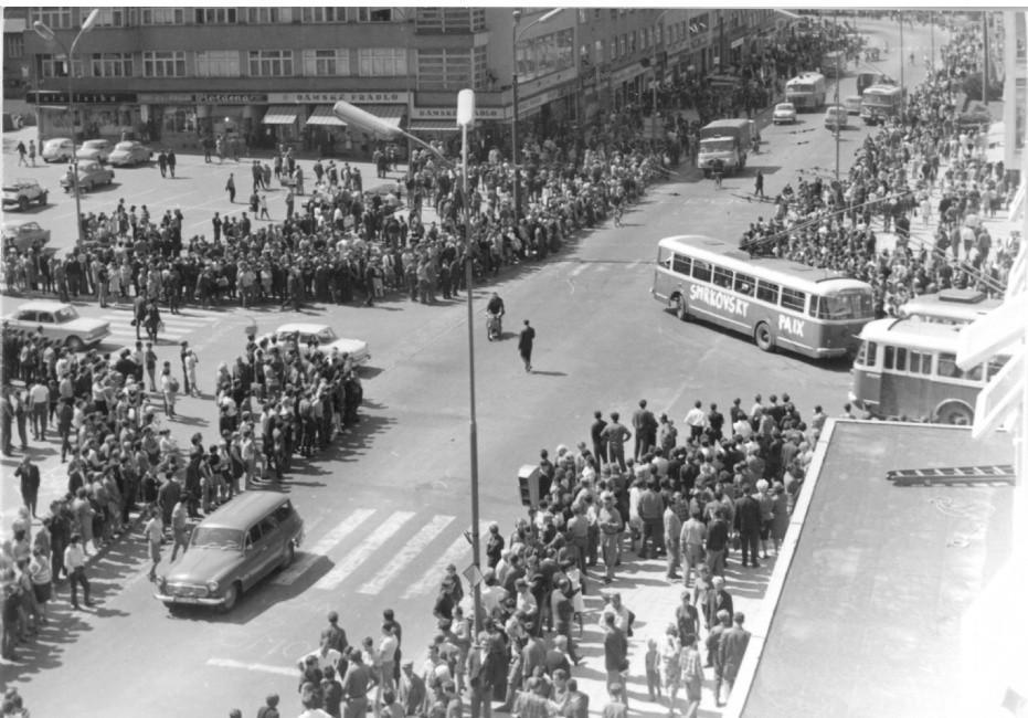 Foto archiv: Oldřich Řičánek - Občané Gottwaldova protestují proti vojenské okupaci.Zaměstananci divadla vyvěšovali transparenty, aby vojáci odešli domů.
