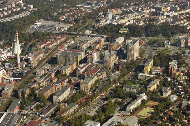 Chodba vede z bývalého továrního areálu