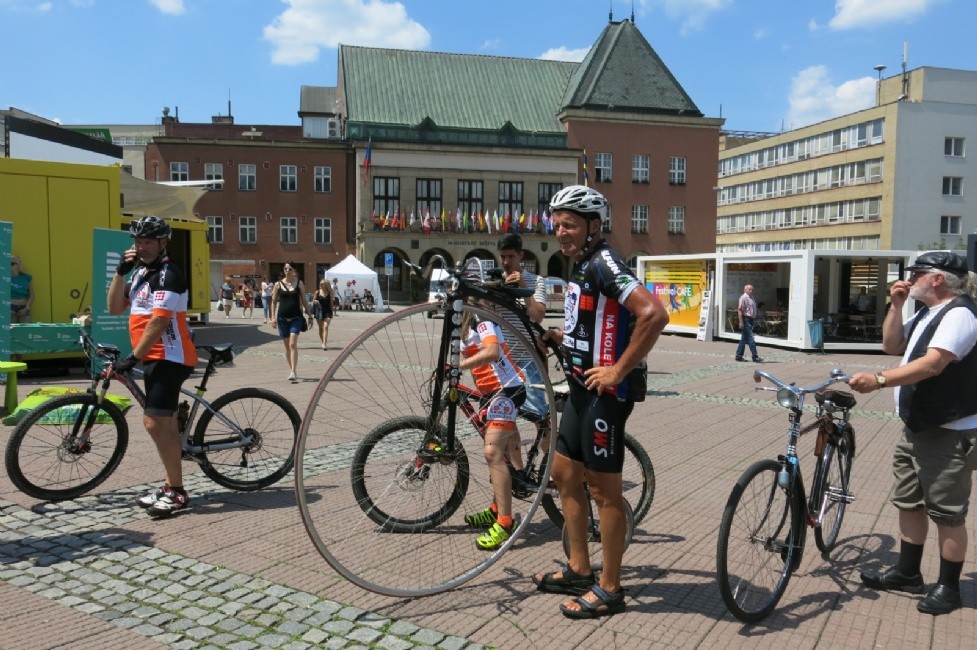 Josef Zimovčák a peloton na náměstí Míru