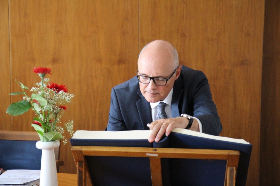 J. E. Dominik Furgler se podepisuje do kroniky města