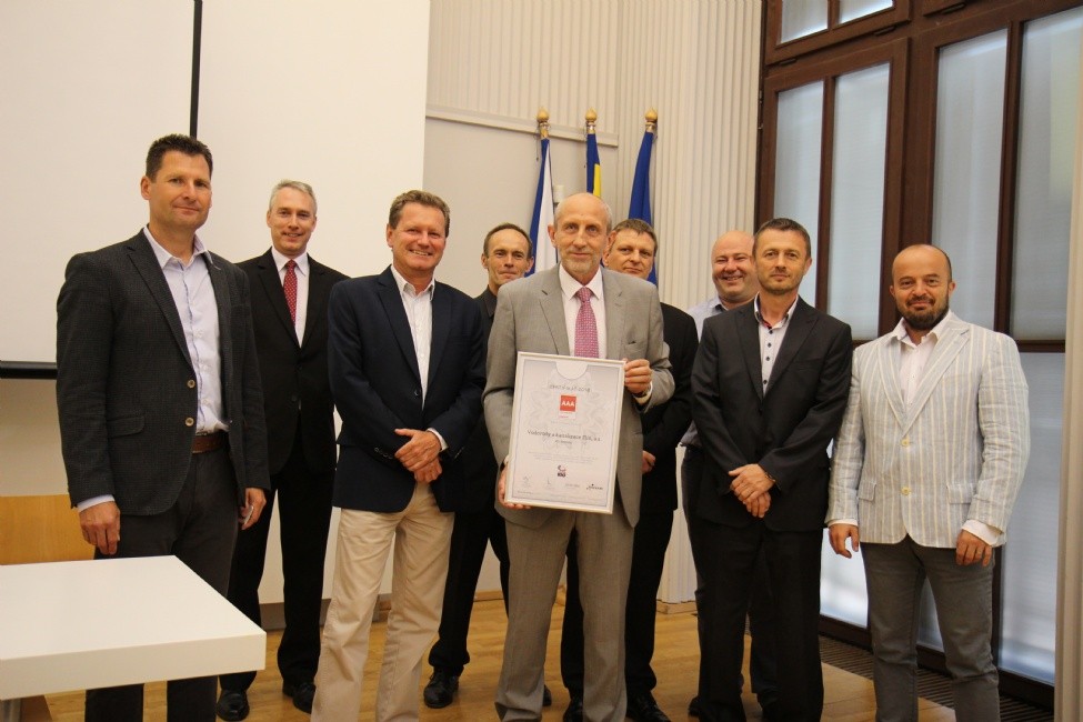 Snímek z předání certifikátu