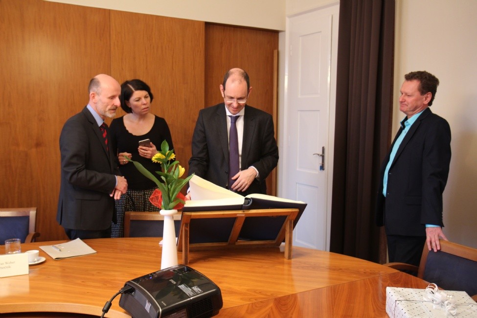 J.E. Christoph Israng (uprostřed) se podepsal do kroniky města