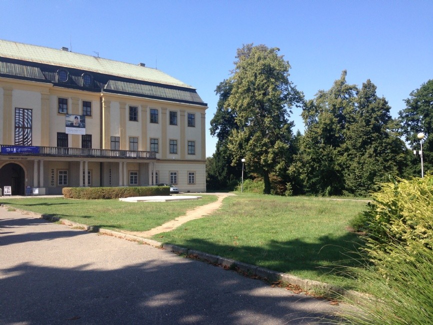 Parter před zámkem se bude rekonstruovat