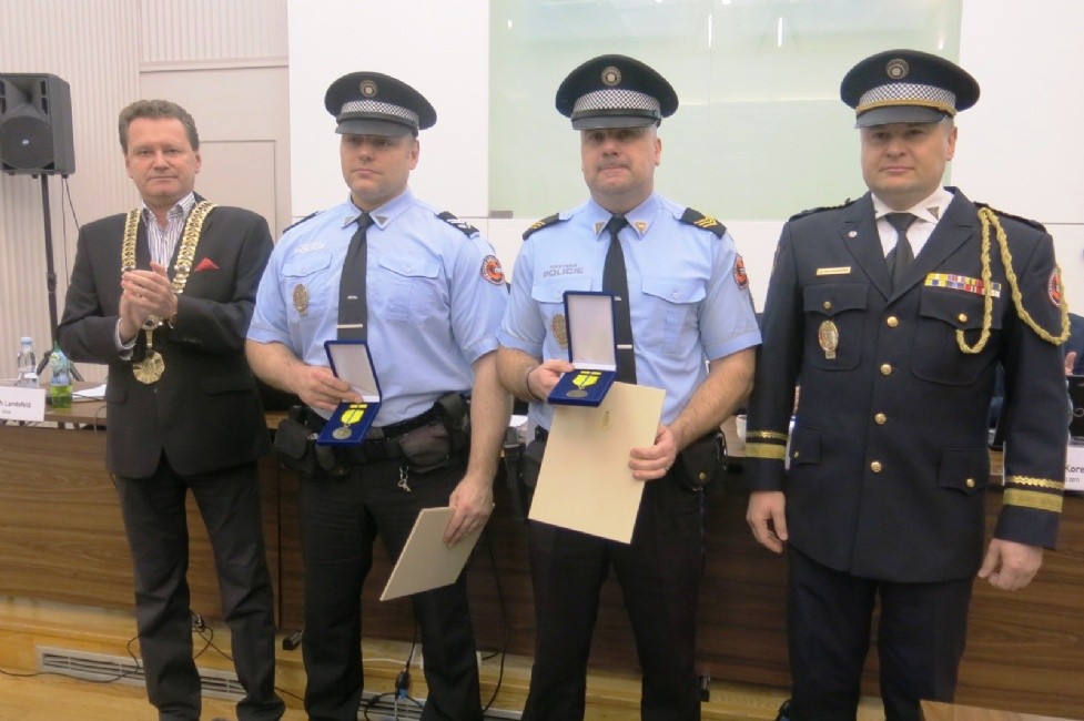 Strážníci si vyslechli potlesk zaplněné obřadní síně radnice