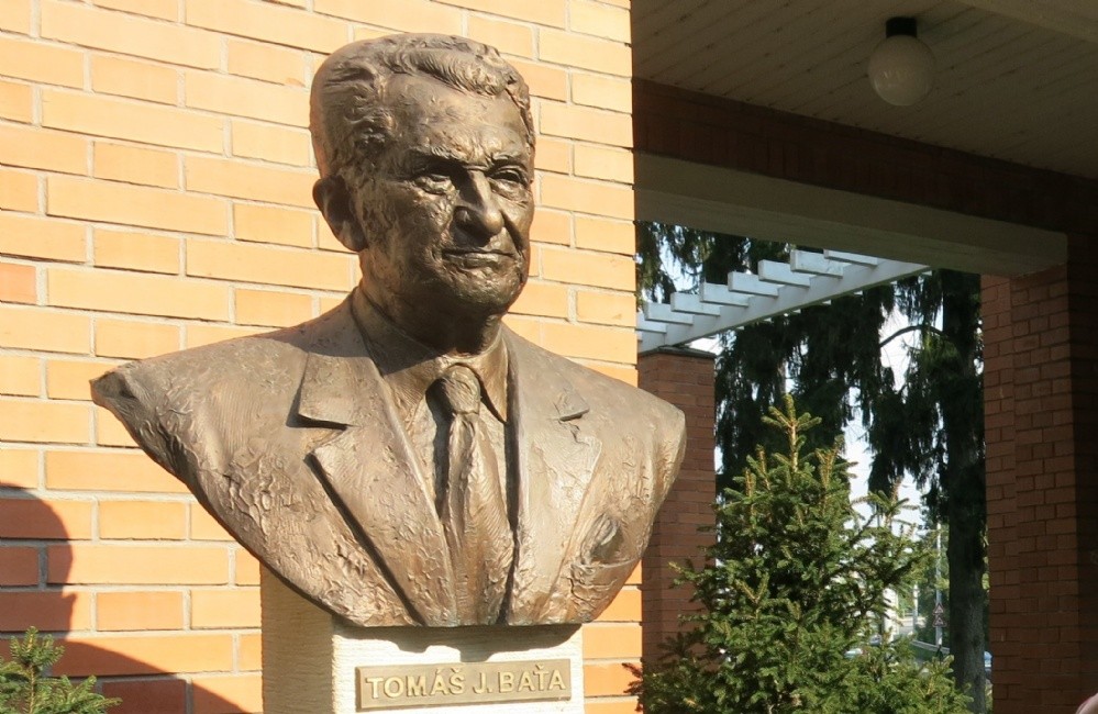 Busta se nachází před vilou T. Bati