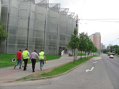 Zastávka Školní má fungovat na provizorním stanovišti před budovou Kongresového centra do 7. srpna letošního roku.jpg