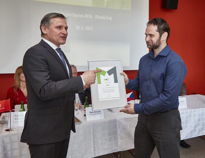 Hejtman Jiří Čunek předává ocenění pro město Zlín mluvčímu Zdeňku Dvořákovi