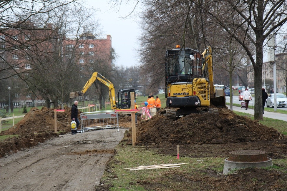 Buduje se nový úsek stezky pro chodce a cyklisty