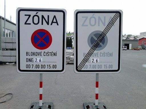 Dopravní značka označující zónu Zákaz zastavení