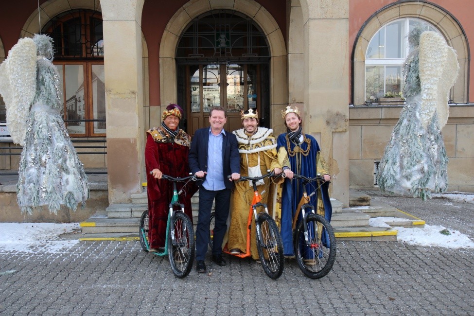 Tři králové přijeli na radnici na koloběžkách