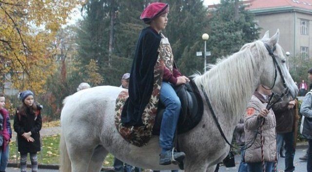 maly-martin-na-bilem-koni--foto-zlinsky-denik.jpg
