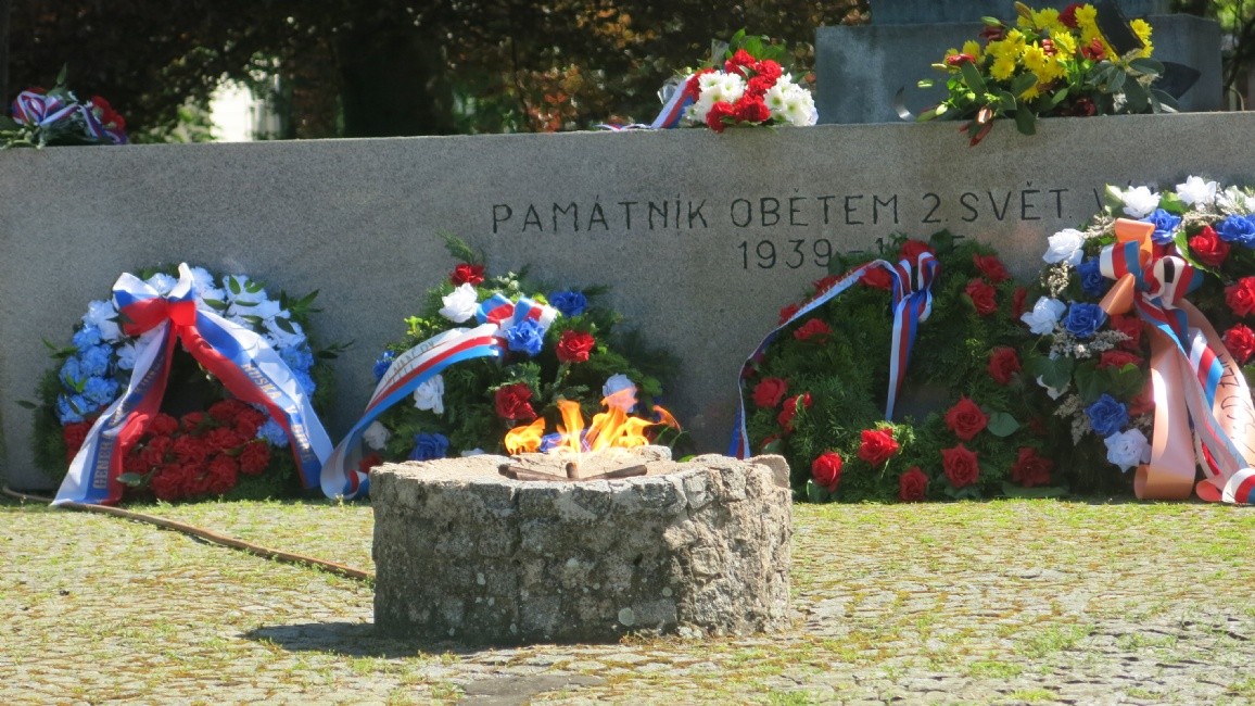 pamatnik-obetem-ii--svetove-valky-v-parku-komenskeho.jpg