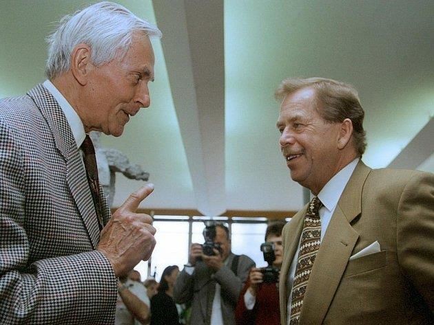 Václav Havel při setkání s cestovatelem Miroslavem Zikmundem. Zdroj: Zlínský deník