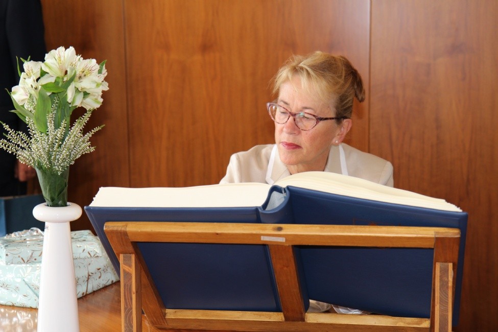 J. E. Siri Ellen Sletner se podepisuje do kroniky města