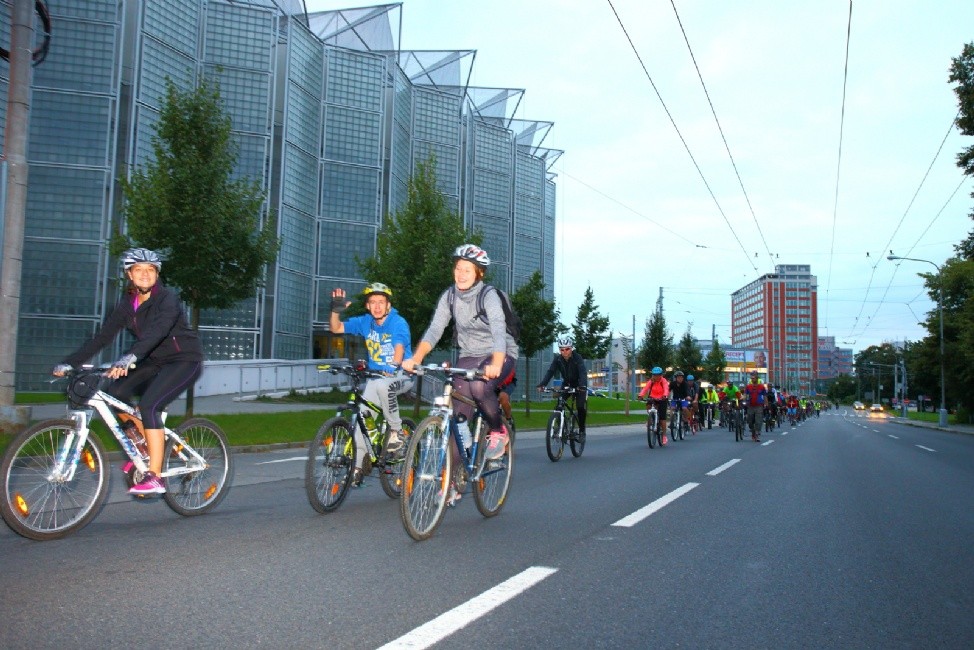 Peloton tvořilo 350 cyklistů