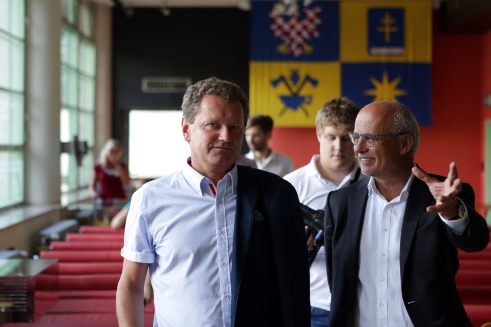 Michal Horáček a Miroslav Adámek při prohlídce mrakodrapu