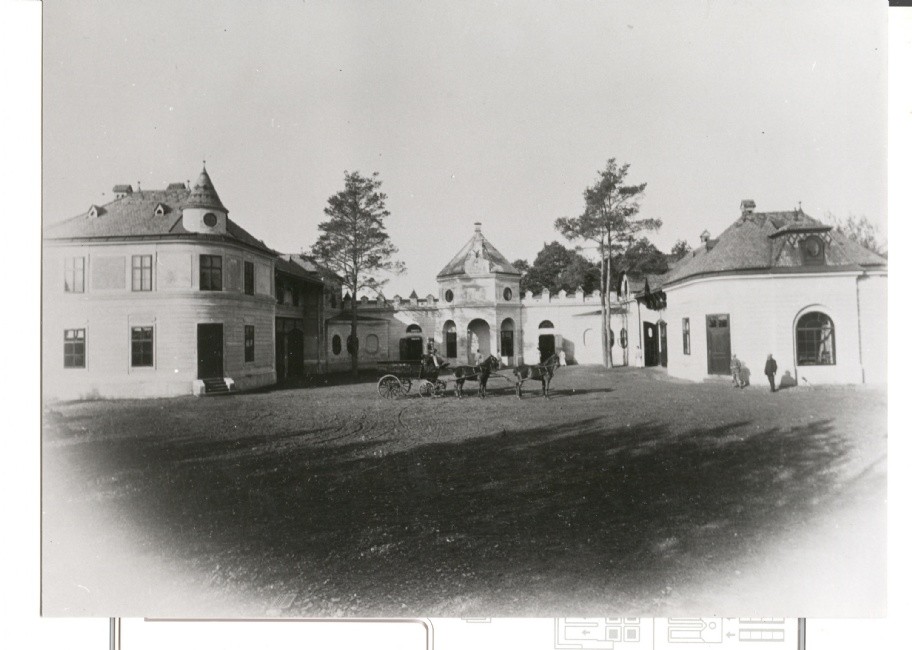 historicke-foto-zameckych-staji--foto-archiv-zoo-zlin.jpg
