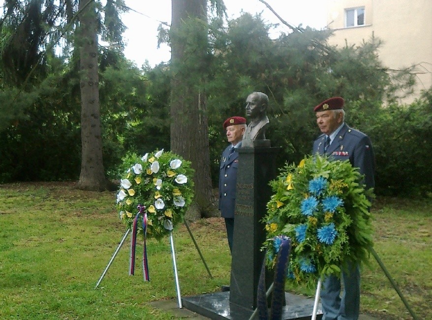 Busta Edvarda Benese, Benešovo nábřeží.jpg