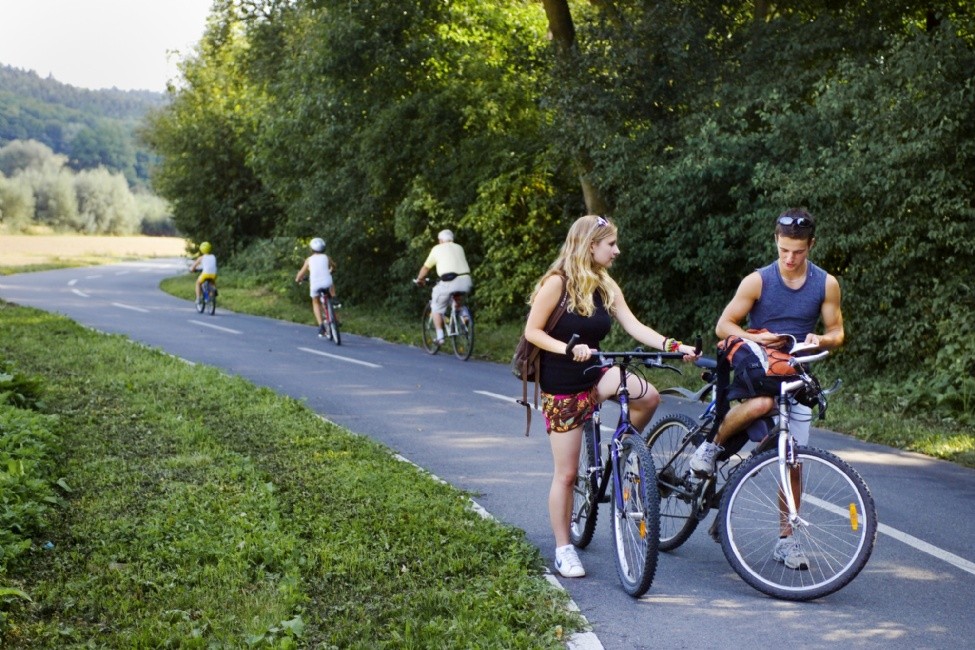 Cyklistická sezona začíná. Nezapomeňte si helmy