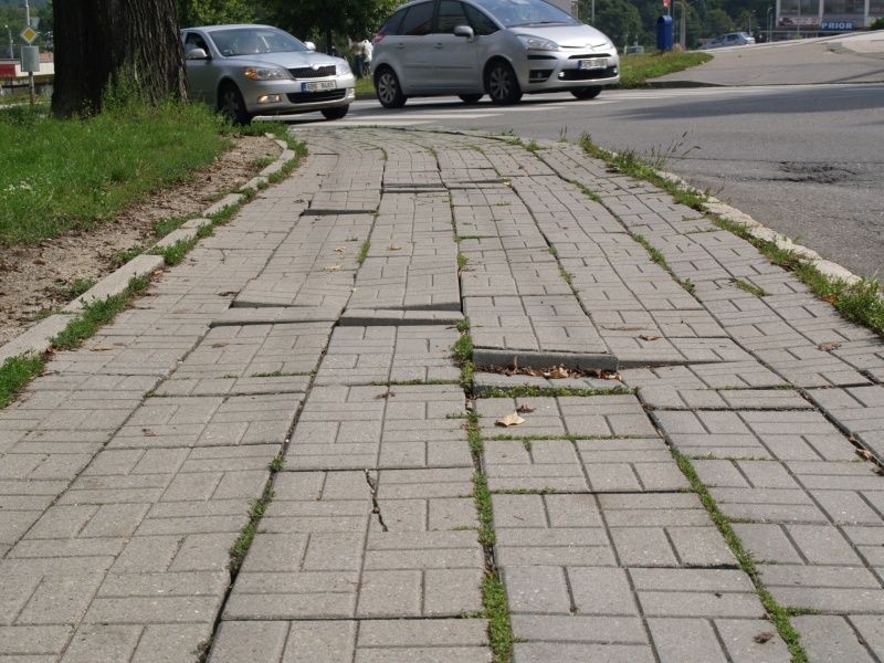 Opravovat se budou i chodníky. Ilustrační foto