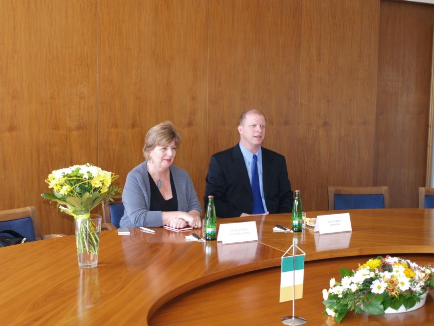 J.E. Alison Kelly a tlumočník Scott E. Andrews