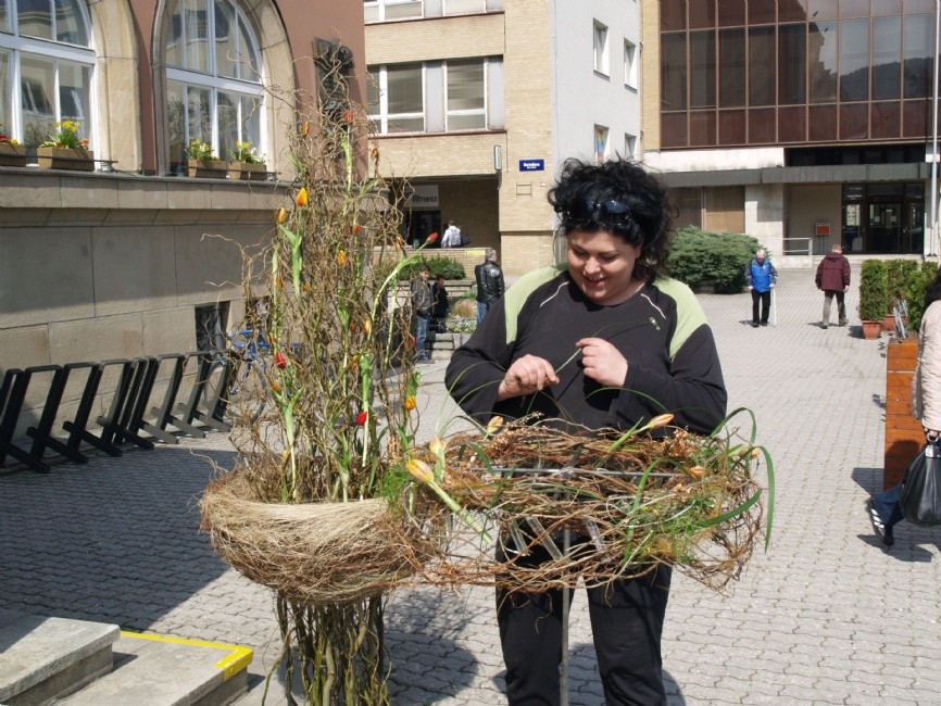 Eva Danielová je autorkou floristické výzdoby u vchodu do radnice