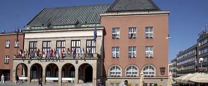 Radnice nebere anonym na lehkou váhu.
