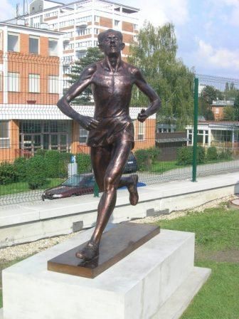 socha-emila-zatopka.jpg