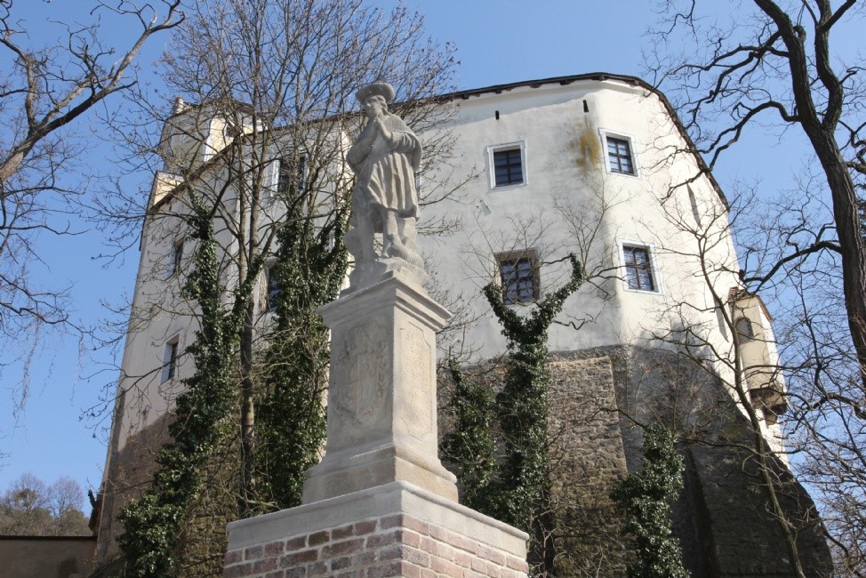 hrad-malenovice-se-sochou-svateho-vendelina.jpg