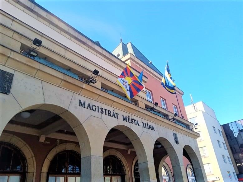 Na radnici visí tibetská vlajka