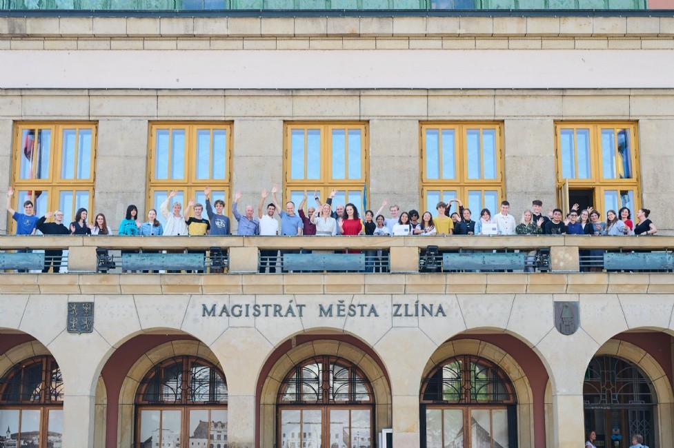 Studenti z ostrova Réunion na balkoně radnice