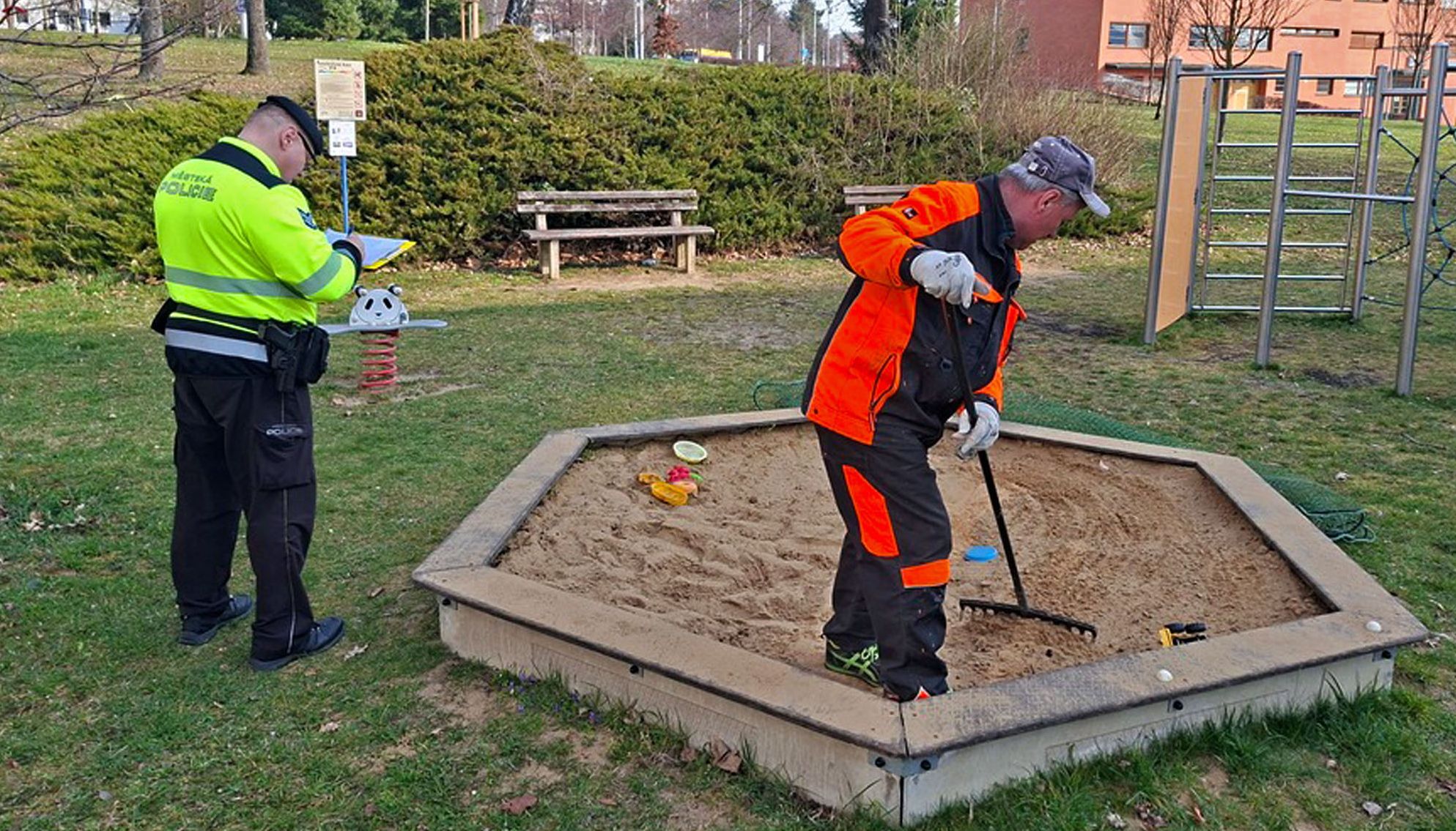 Na dětských hřištích zatím bez jehel. Riziko ale zůstává, varují strážníci
